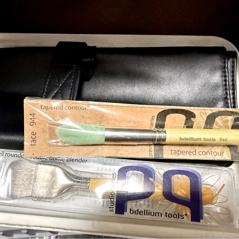Makeup Brushes 2 Professional Makeup Brushes NWT